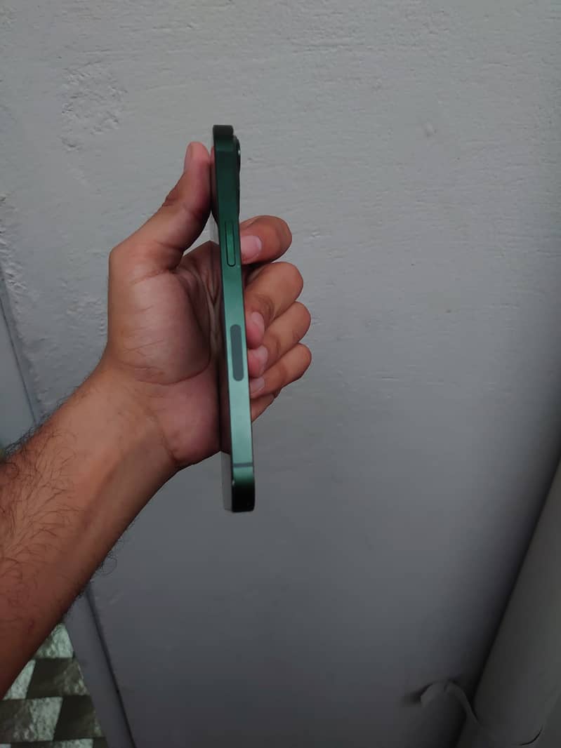 Apple iPhone 13 5