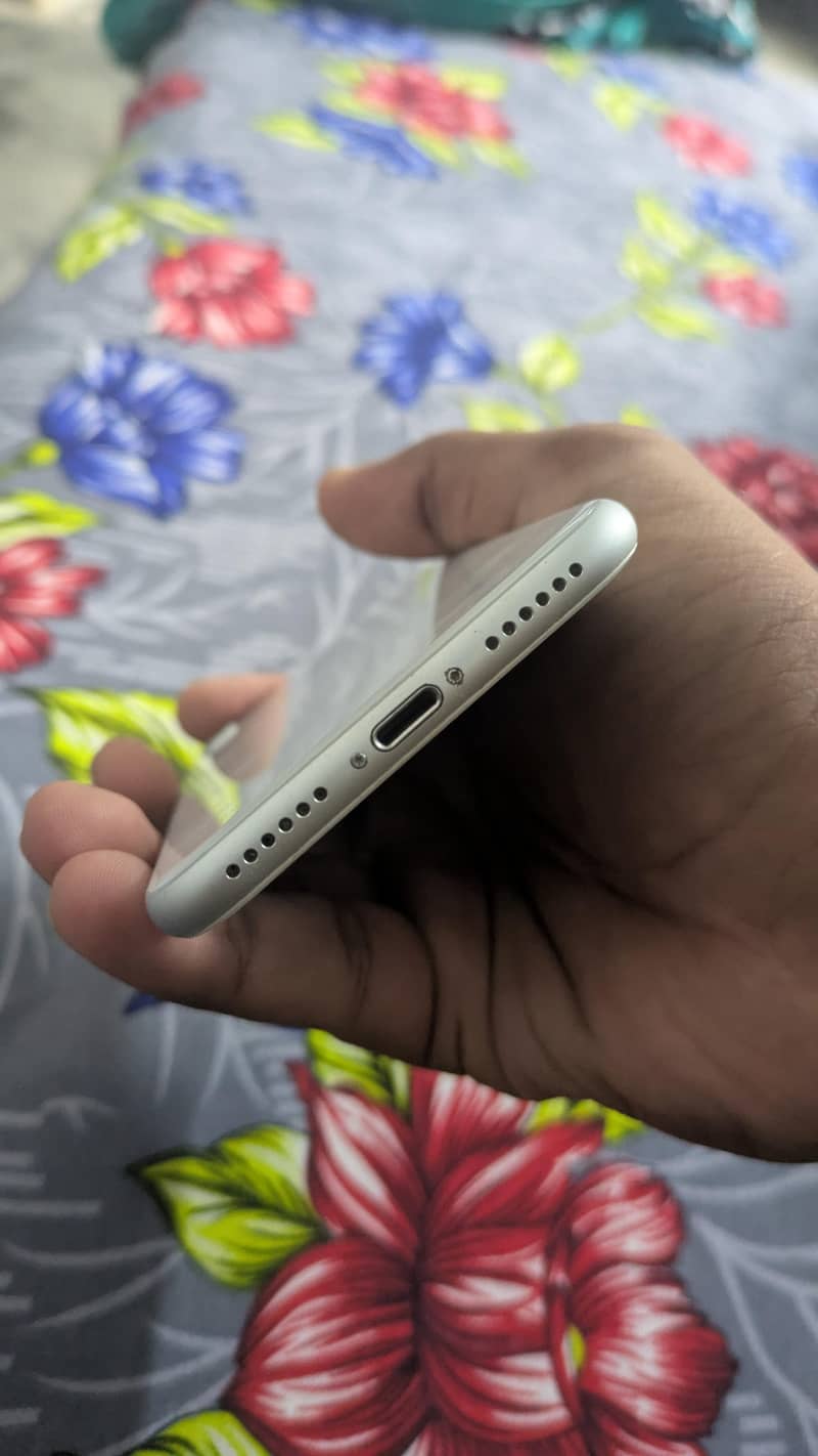 Apple iPhone 8 1