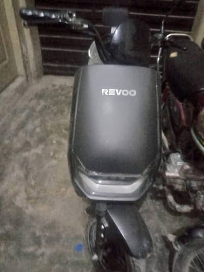 REVOO Electric Scooty