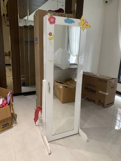 White coloured dressing table for sale in good condition
