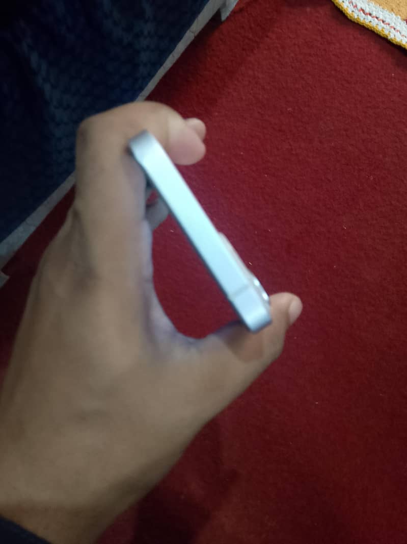 Apple iPhone 13 2