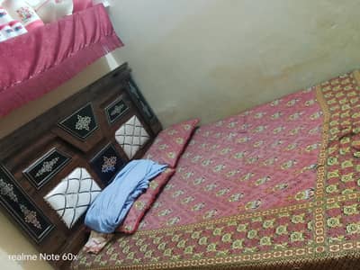 استعمال شدہ لکڑی کا ڈبل بیڈ مع مولٹی فوم میٹریس (بہترین حالت میں)