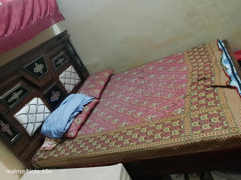 استعمال شدہ لکڑی کا ڈبل بیڈ مع مولٹی فوم میٹریس (بہترین حالت میں) 1