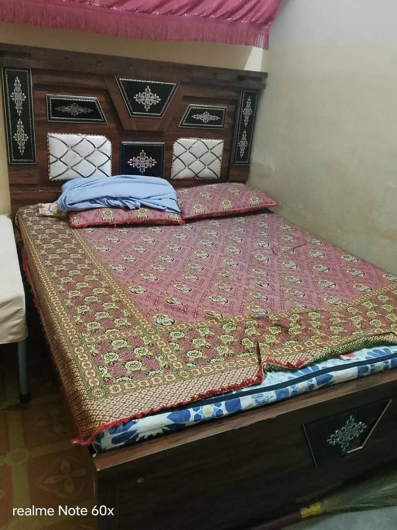 استعمال شدہ لکڑی کا ڈبل بیڈ مع مولٹی فوم میٹریس (بہترین حالت میں) 3