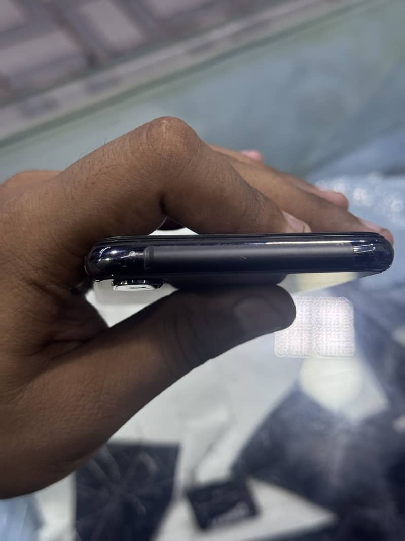 Apple iPhone XS 4
