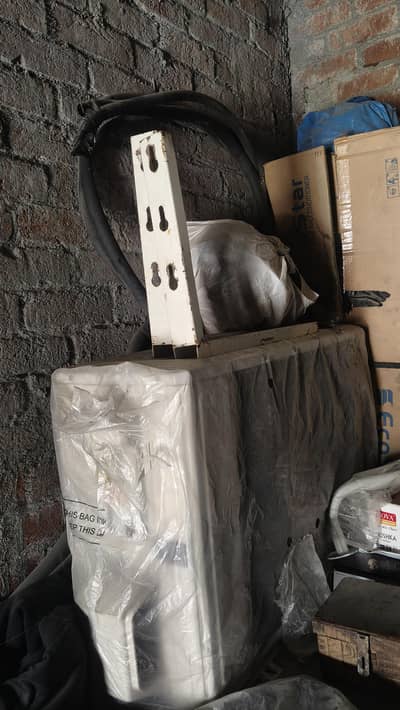 Ecostar Emperor series 1.5 ton AC almost new