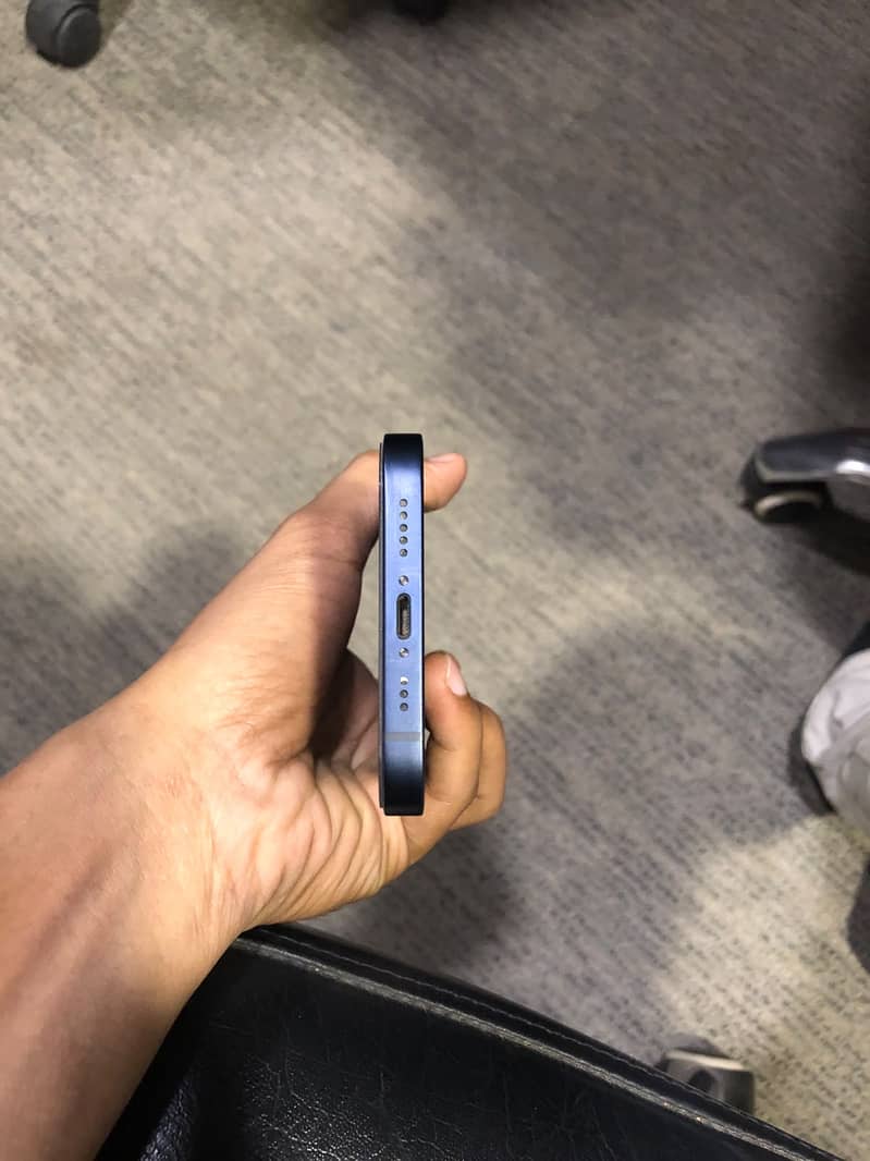Apple iPhone 12 4
