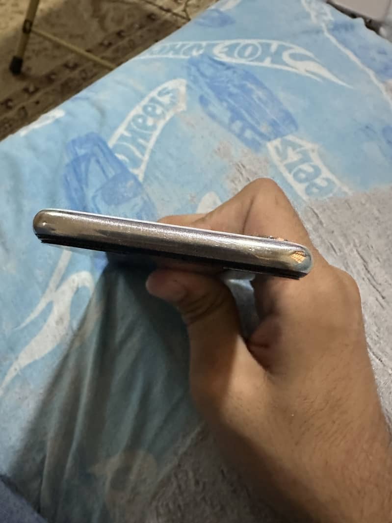 Apple iPhone X 4