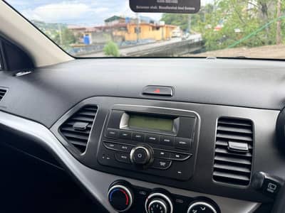 kia picanto 2022 model white colour achi gari h tyers 75 persent h sor