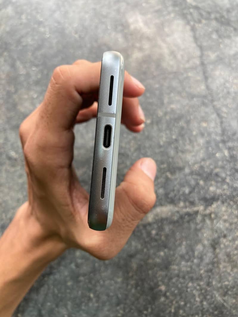Google Pixel 8 4
