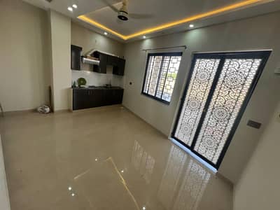 1bad room Tv lounge kitchen available for rent