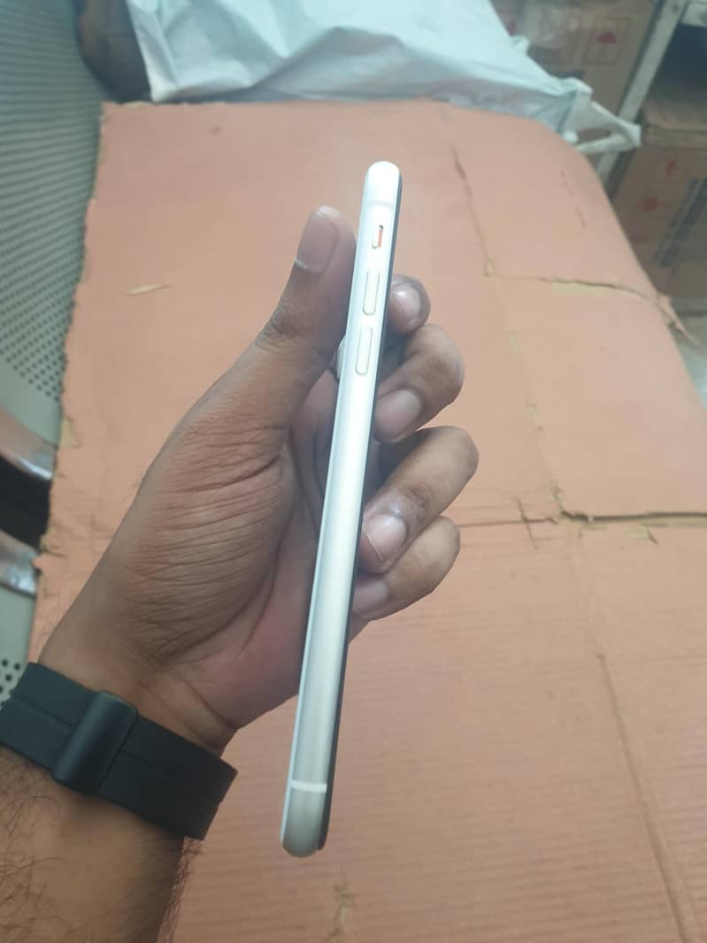Apple iPhone 11 3