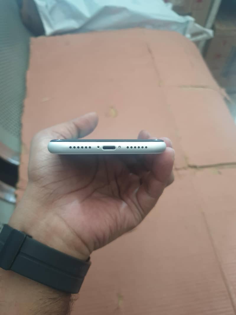 Apple iPhone 11 4