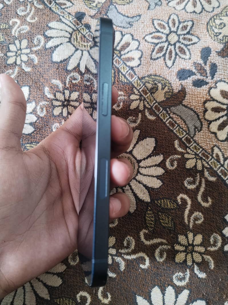 Apple iPhone 13 4