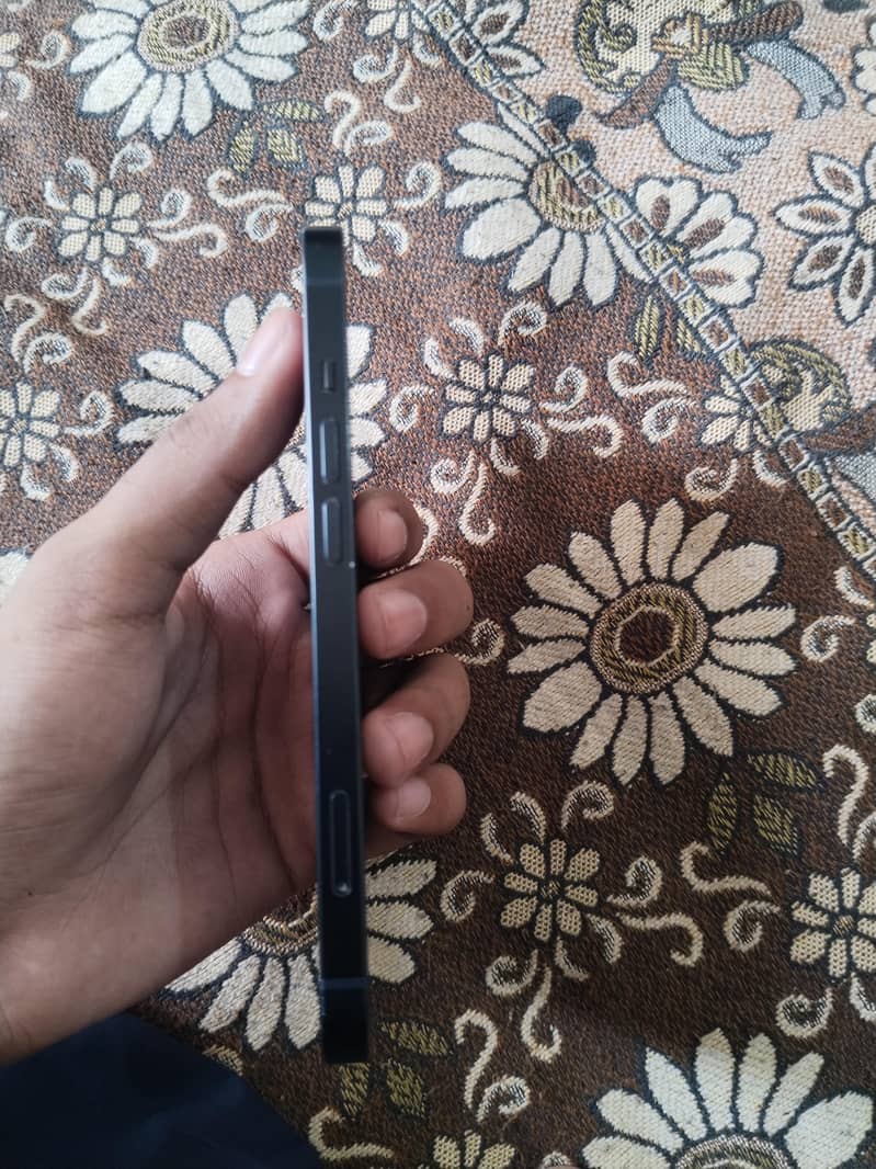 Apple iPhone 13 5