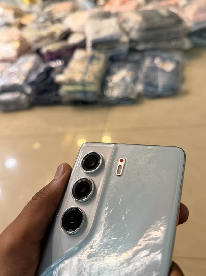 Tecno CAMON 40 Pro 1