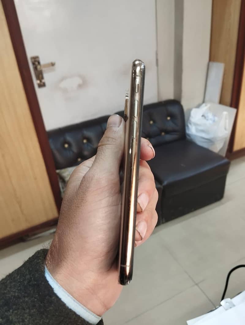 Apple iPhone XS 1