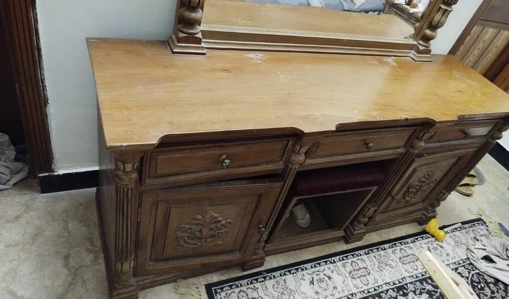 King size Bed and dressing table 4