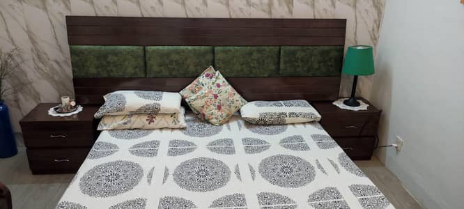 Bed Set with 2 Chairs for Sale in Excellent Condition