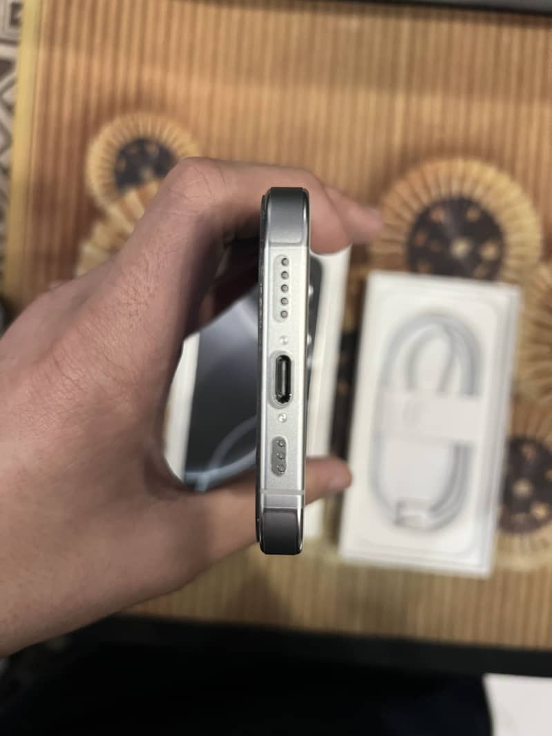 Apple iPhone 16 Pro 0