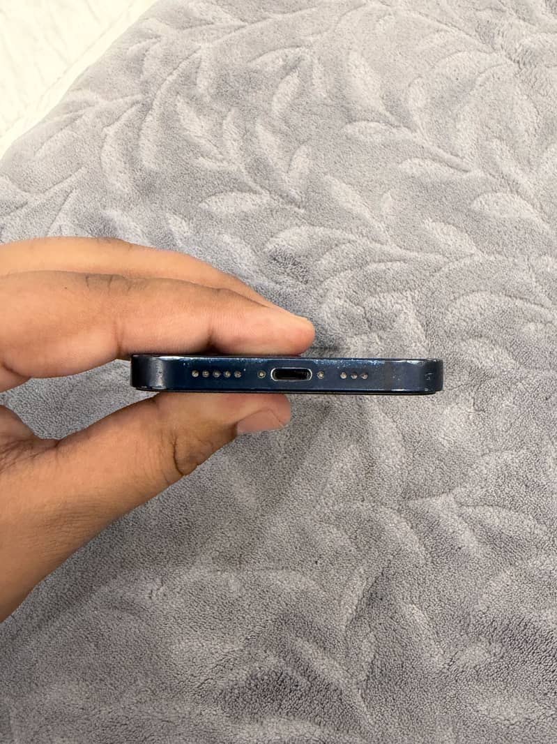 Apple iPhone 12 4