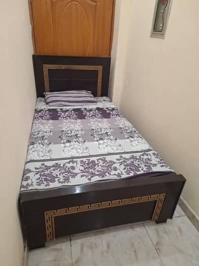 singal wooden bed