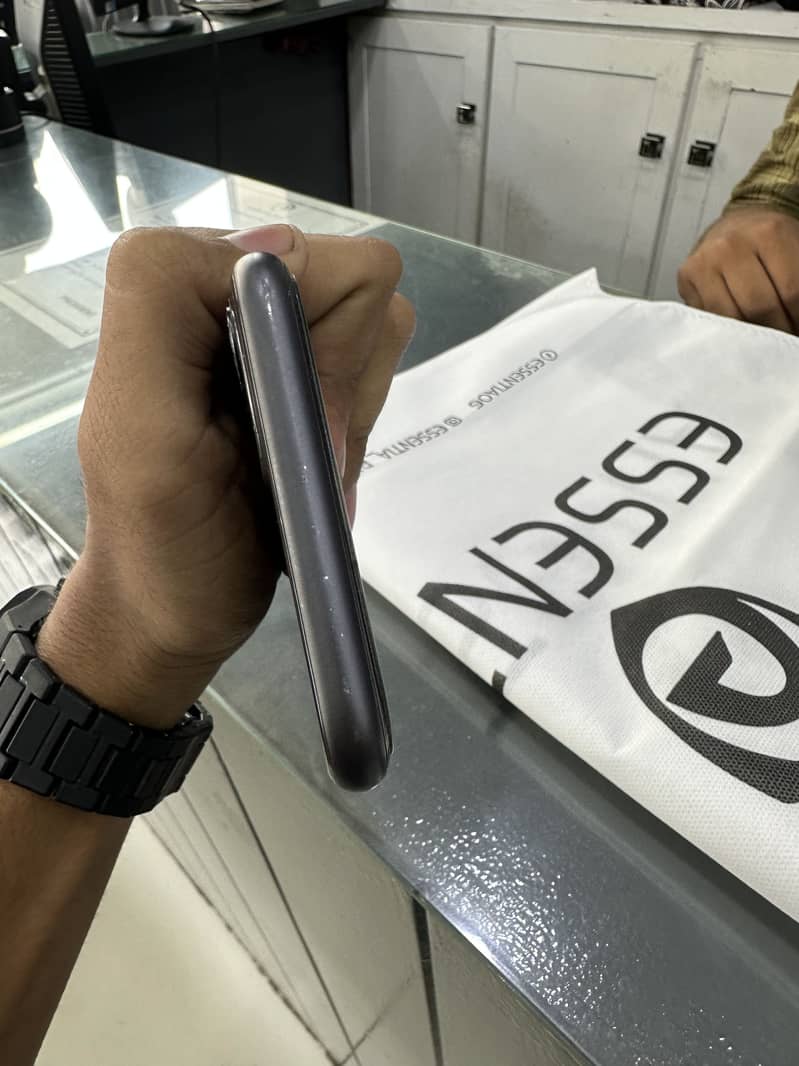 Apple iPhone 11 7