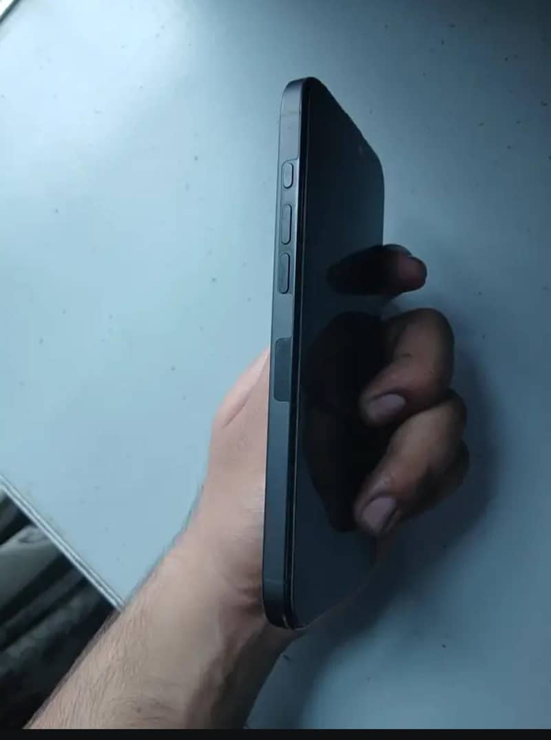 Apple iPhone 16 Pro 2