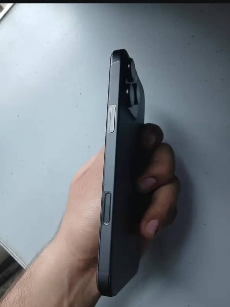 Apple iPhone 16 Pro 3