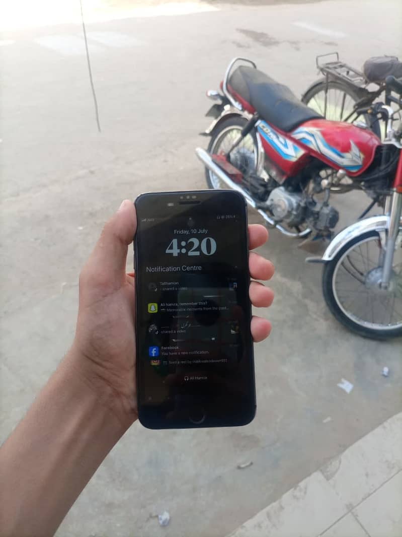 Apple iPhone 8 Plus 3