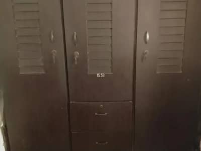 selling 3 piece wardrobe set wooden material