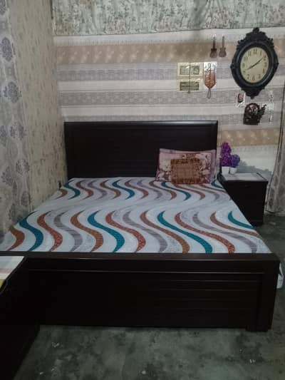 bed dressing showcas sid table 2