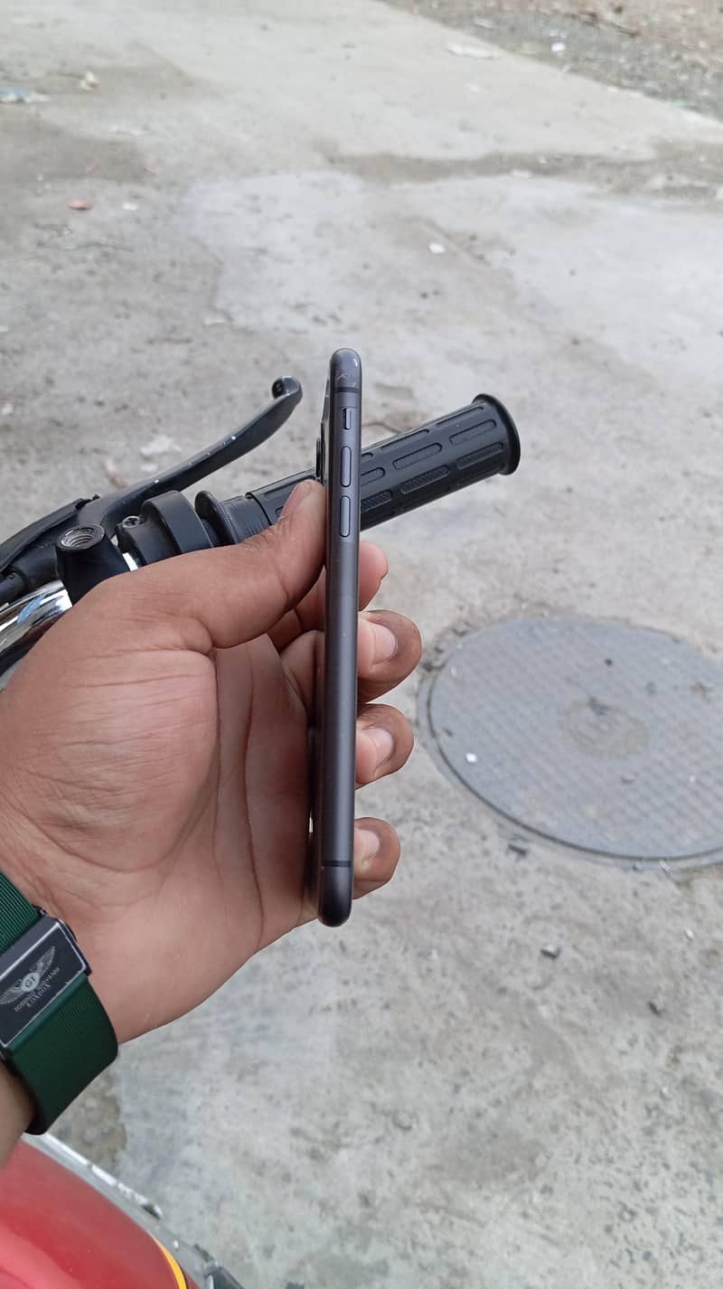 Apple iPhone 11 7