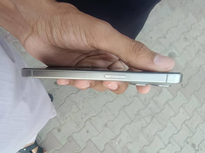 Apple 15 Pro 1