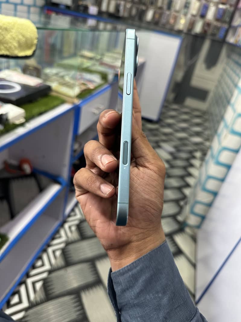 Apple iPhone 16 Plus 0