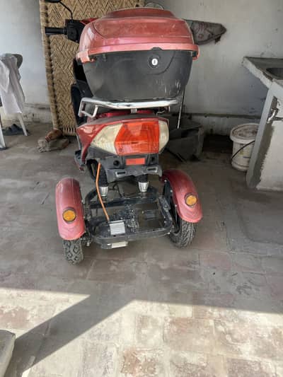 Three wheel electric scooter
