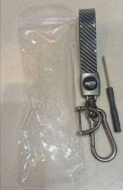 CAR KEYCHAIN CARBON FIBER DESIGN TPU MATERIAL STAINLESS STEEL RING WITH HORSESHOE HOOK LUXURY DESIGN WITH SCREWDRIVER