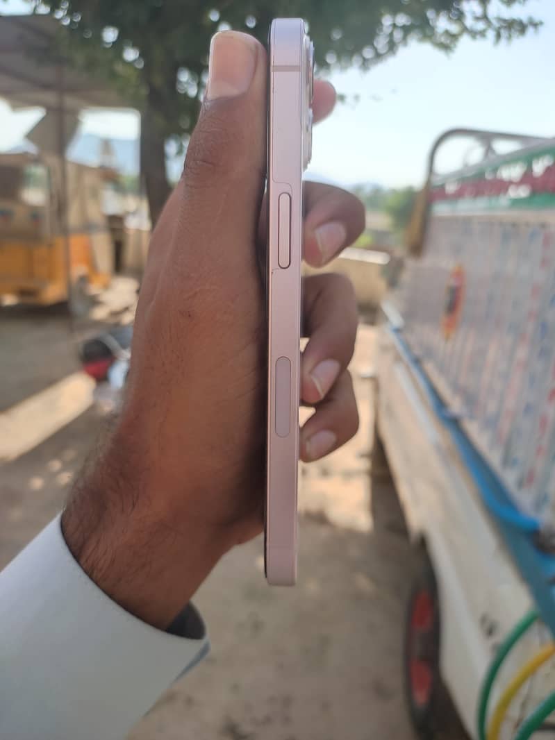 Apple iPhone 13 4