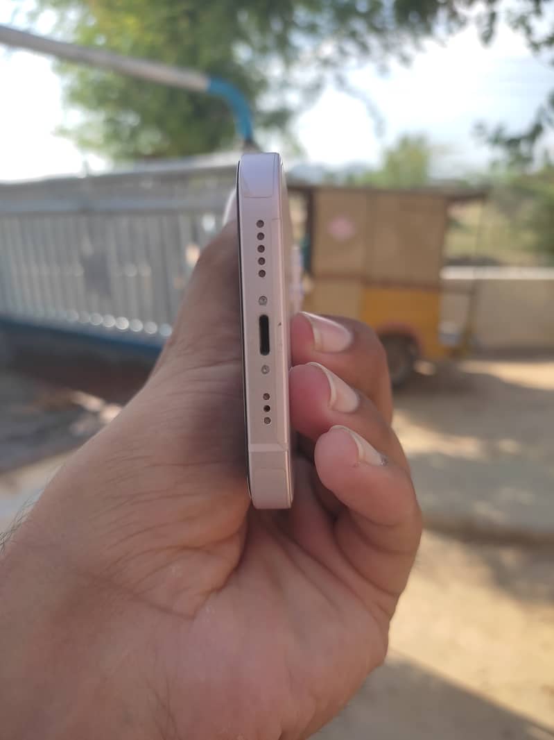 Apple iPhone 13 5