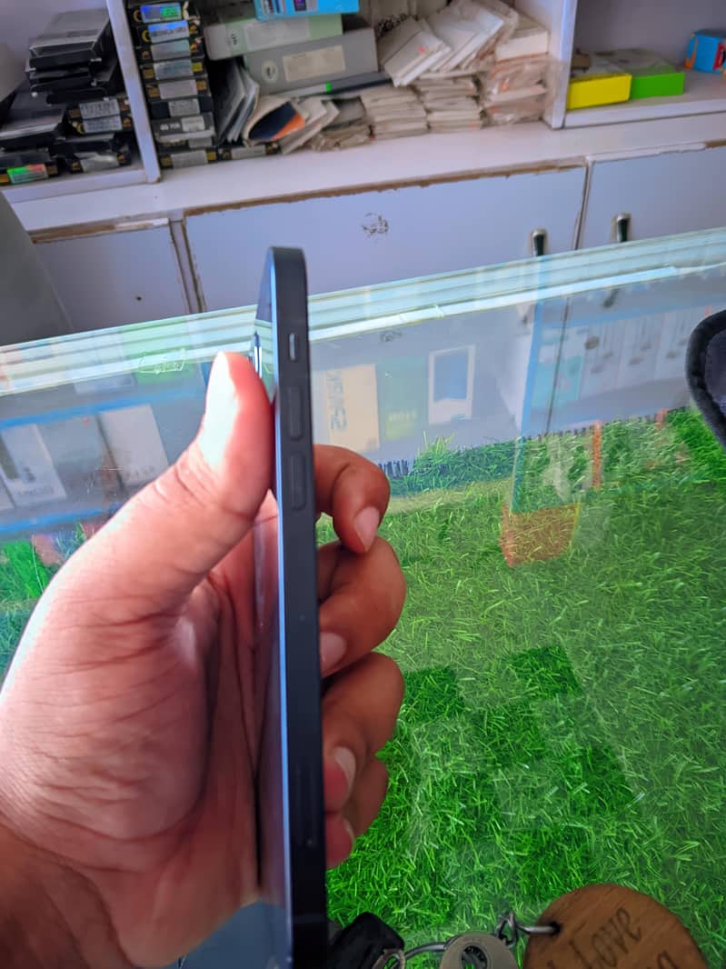 Apple iPhone 12 4