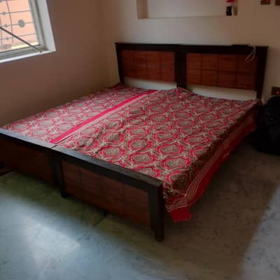 1 Queen Saiz . . . . 2 Single Bed