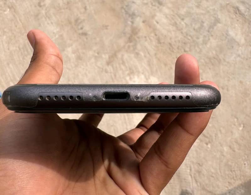 Apple iPhone 11 4