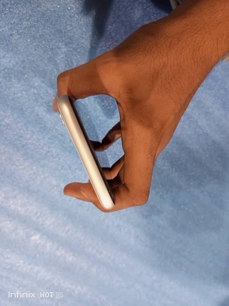 Apple iPhone 11 3