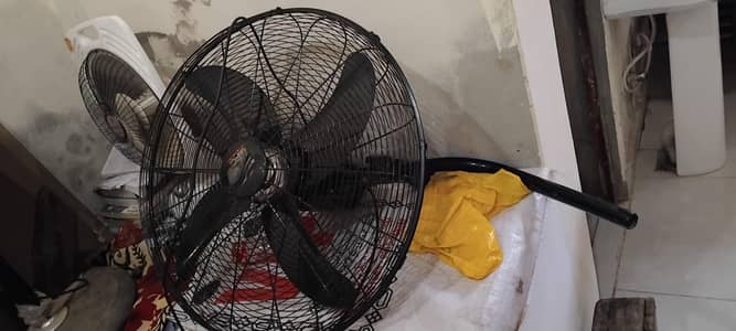 diwar k sath jo bracket waly fan ha wo hn