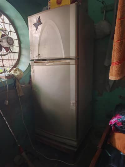 dawlance fridge medium size