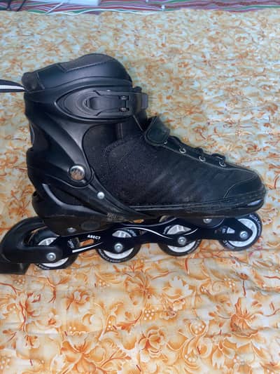 Skating shoes with adjustable size