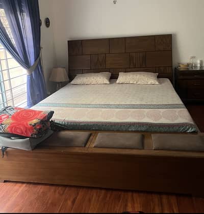 Bedset, side tables, dressing table