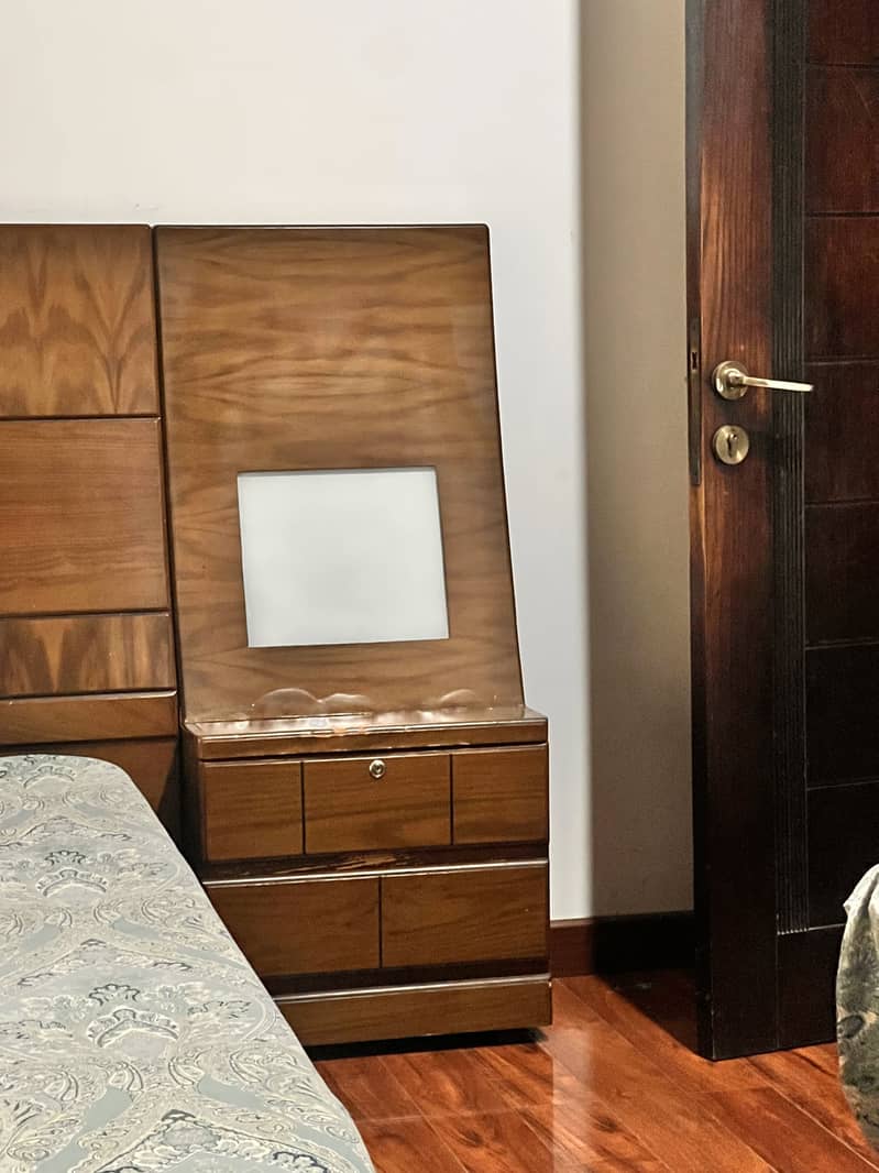 Bedset, side tables, dressing table 1