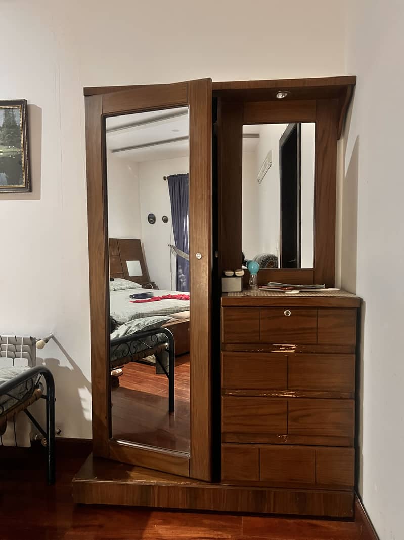 Bedset, side tables, dressing table 2