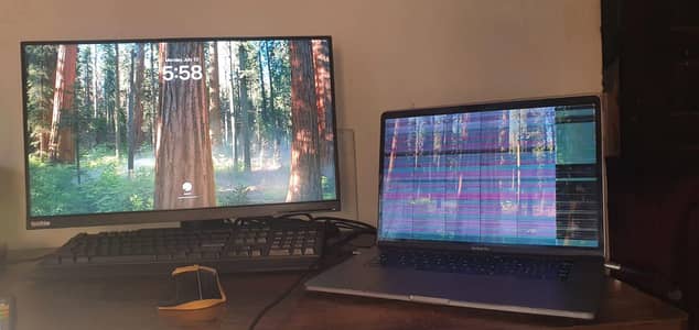 Screen Strip Issue Not crack MacBook Pro 2019
